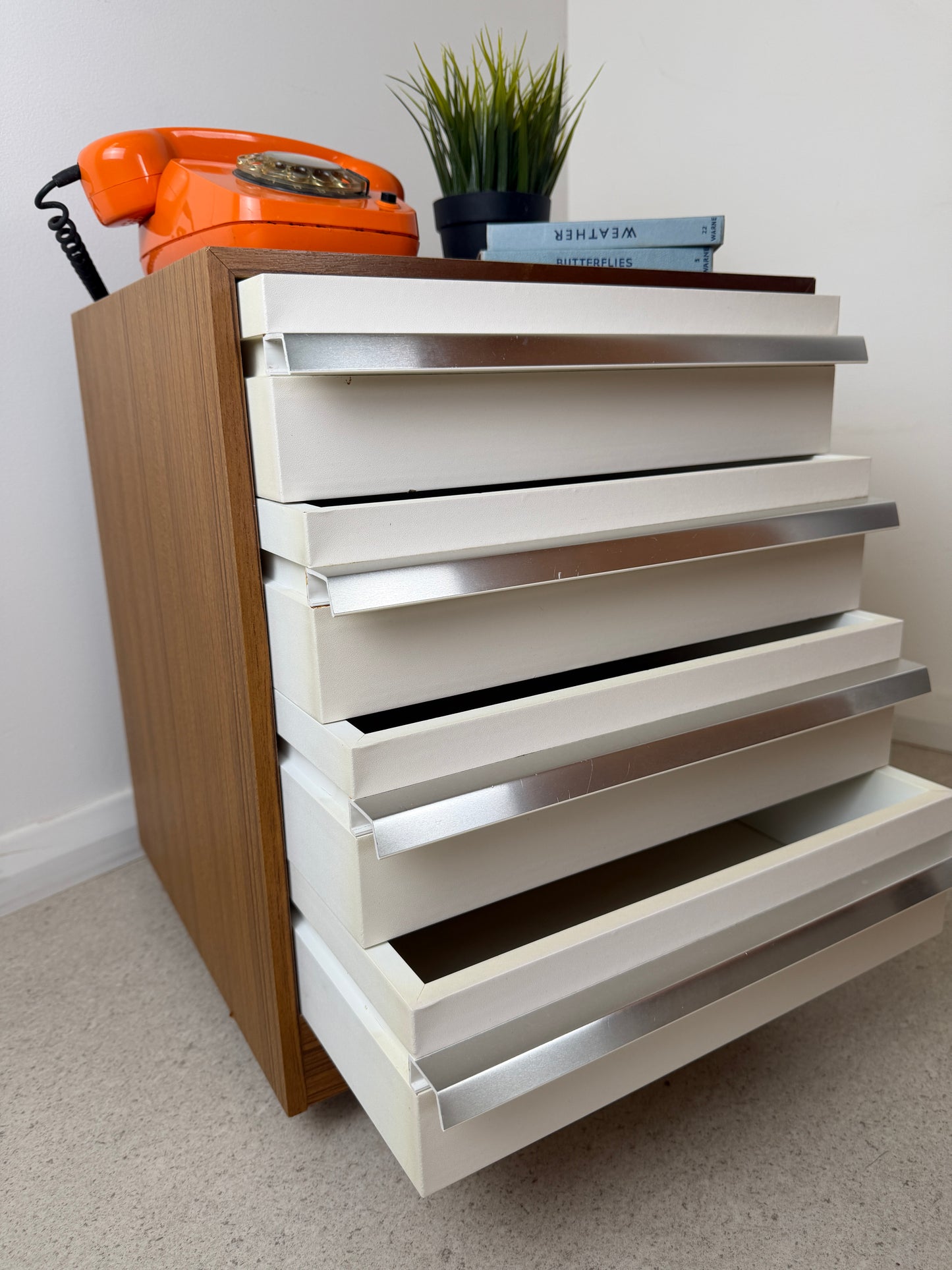 1970s VINTAGE BEDSIDE DESK DRAWERS ON CASTORS