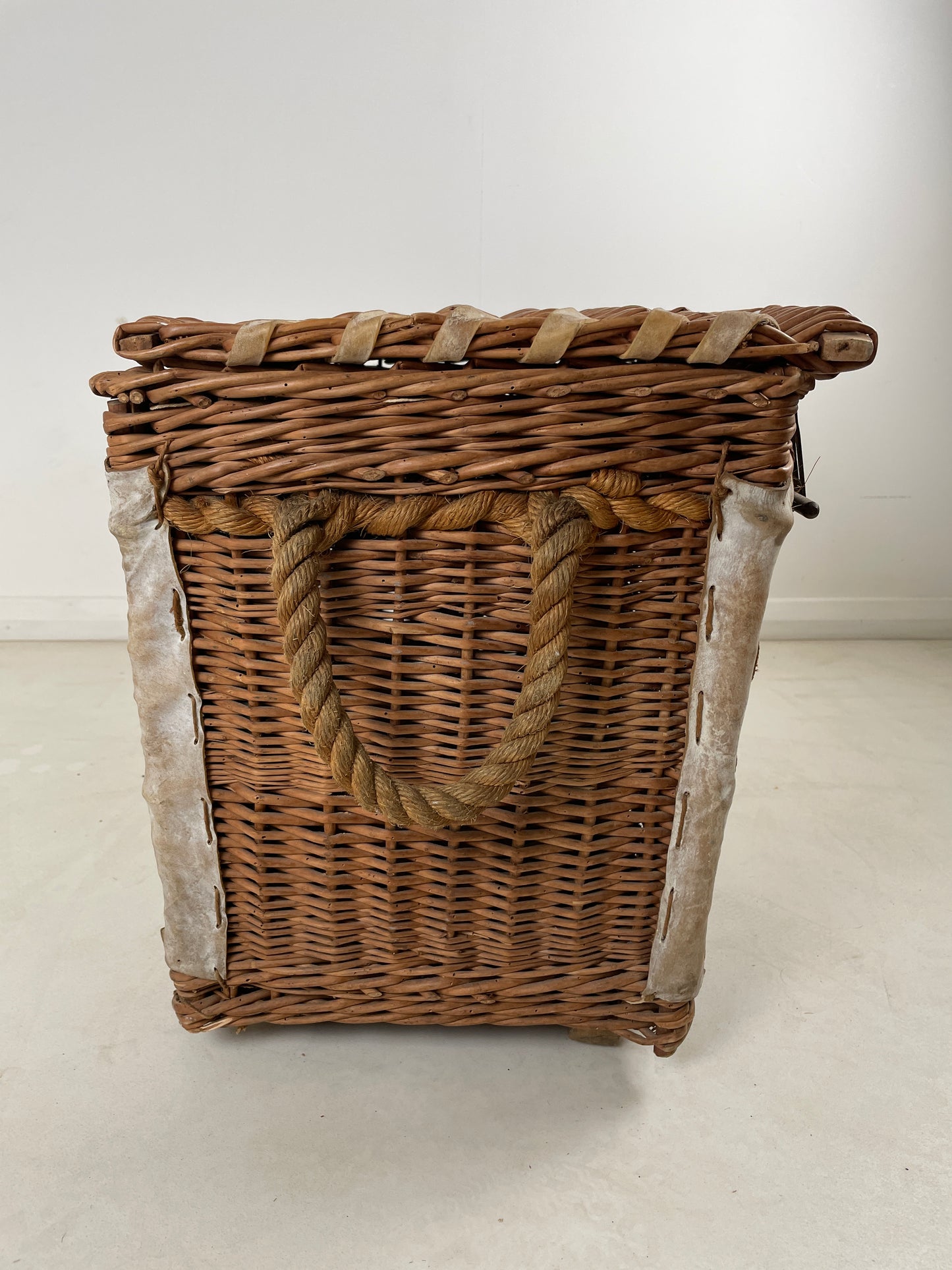 ANTIQUE WOVEN WILLOW TRUNK / BASKET