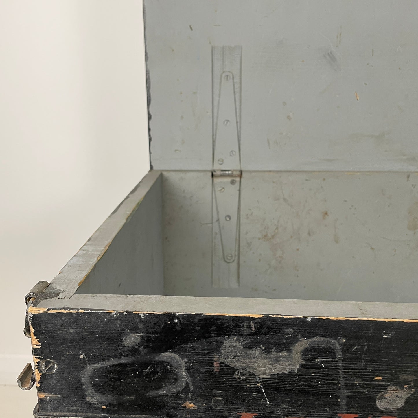 VINTAGE WOODEN TRUNK BLANKET / TOY BOX