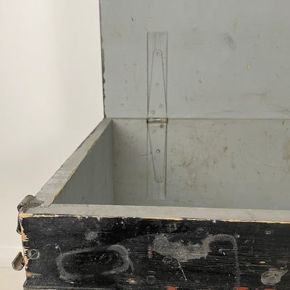 VINTAGE WOODEN TRUNK BLANKET / TOY BOX