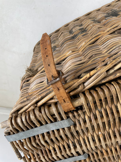 LARGE ANTIQUE LAUNDRY MILL BASKET / BLANKET STORAGE