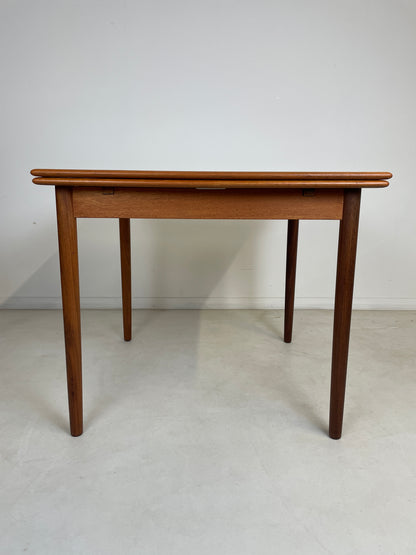 TEAK DANISH EXTENDING SQUARE DINING TABLE SEATS 4 - 6