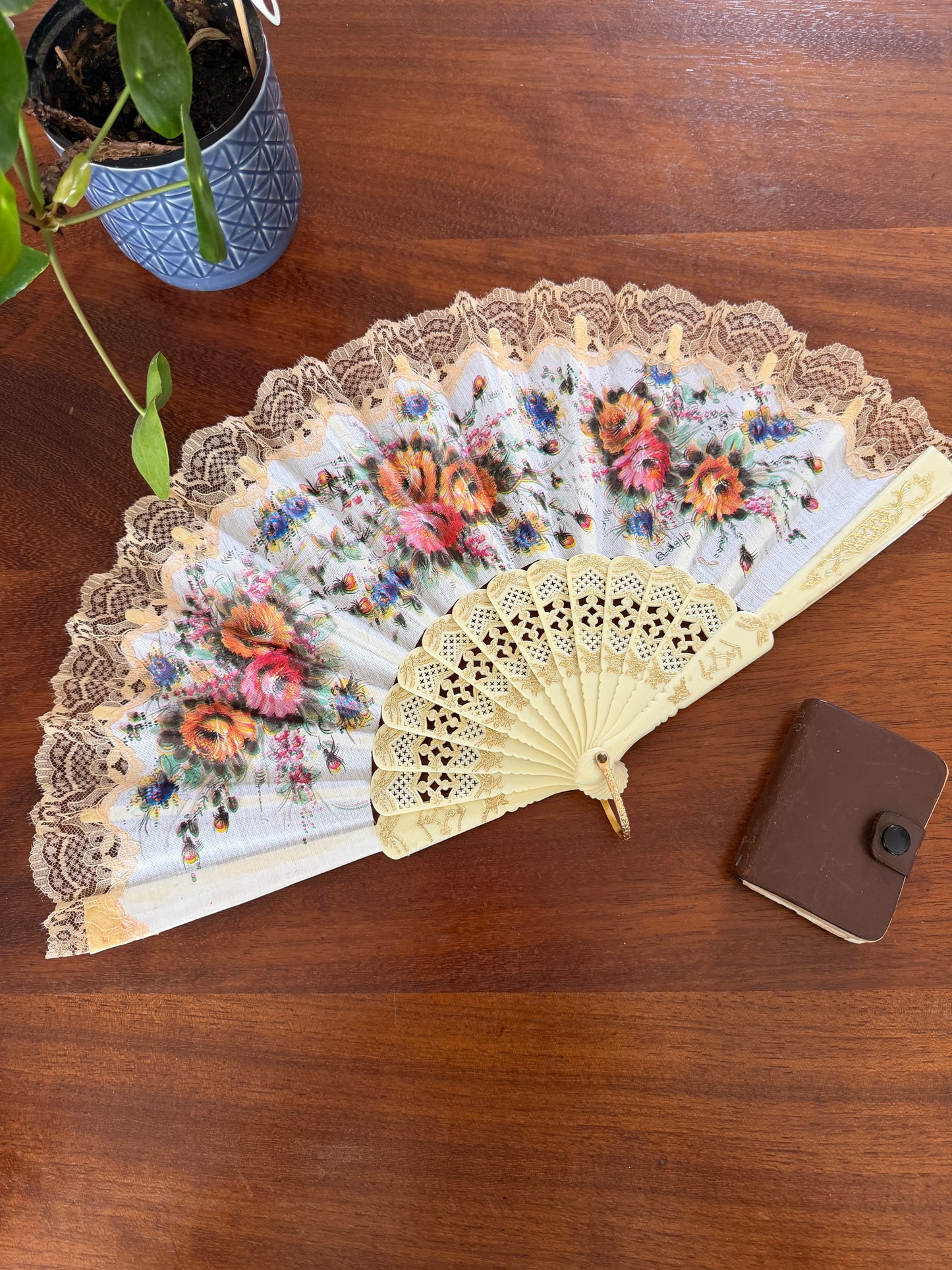 VINTAGE TRADITIONAL SPANISH LACE TRIMMED FLORAL FAN