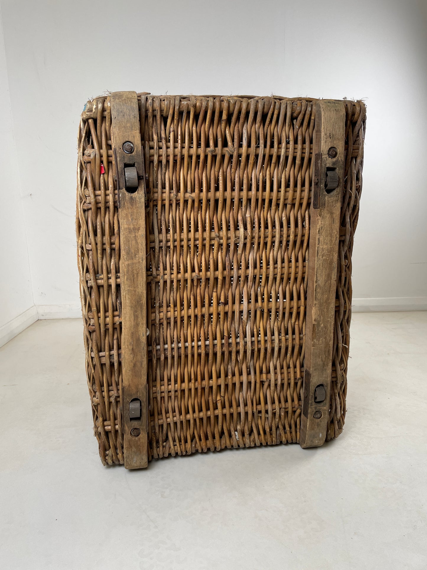 LARGE ANTIQUE LAUNDRY MILL BASKET / BLANKET STORAGE