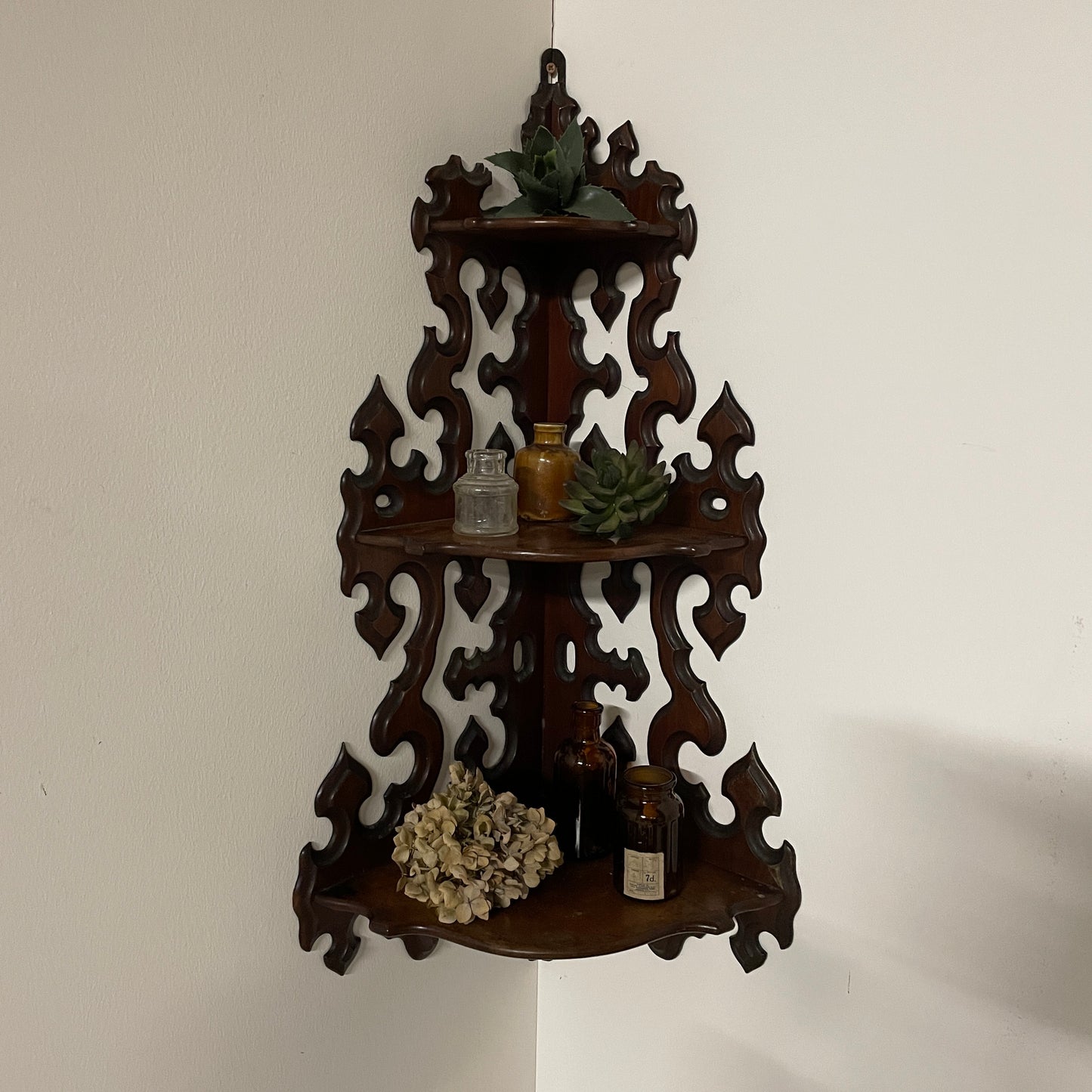 VICTORIAN WALL HUNG SHELF IN MAHOGANY