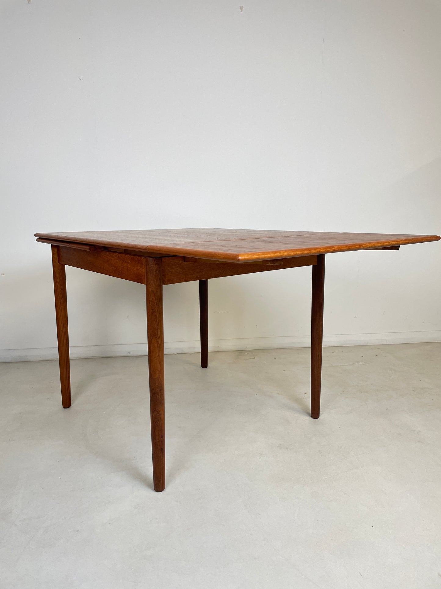 TEAK DANISH EXTENDING SQUARE DINING TABLE SEATS 4 - 6