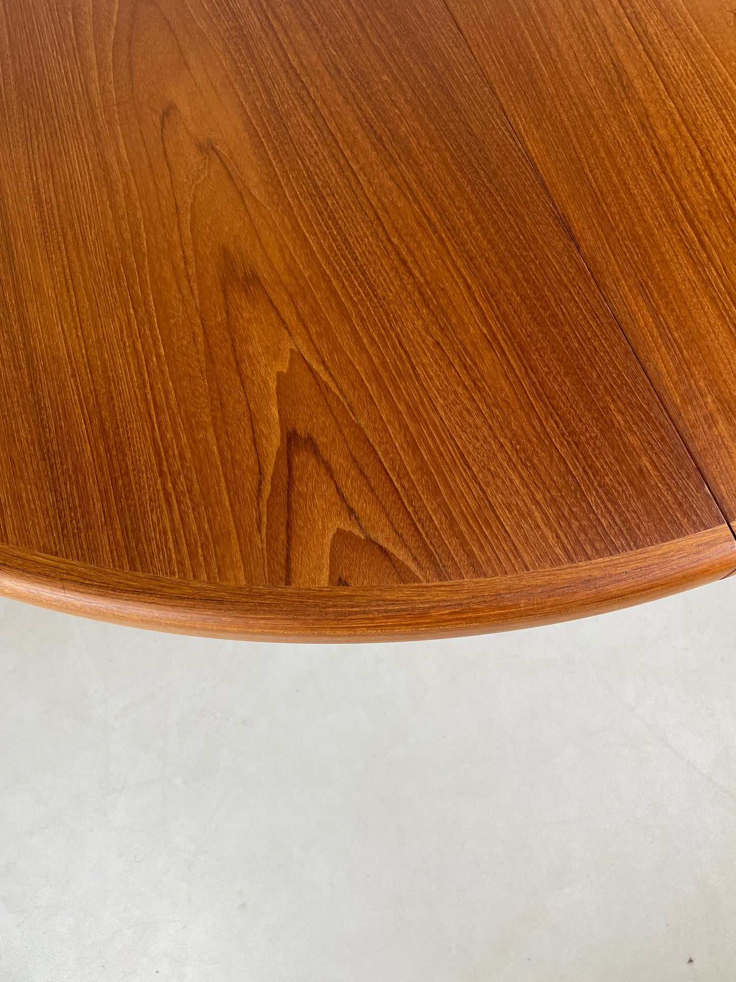 DANISH ROUND PEDESTAL DINING TABLE IN TEAK //  SEATS 4 - 10