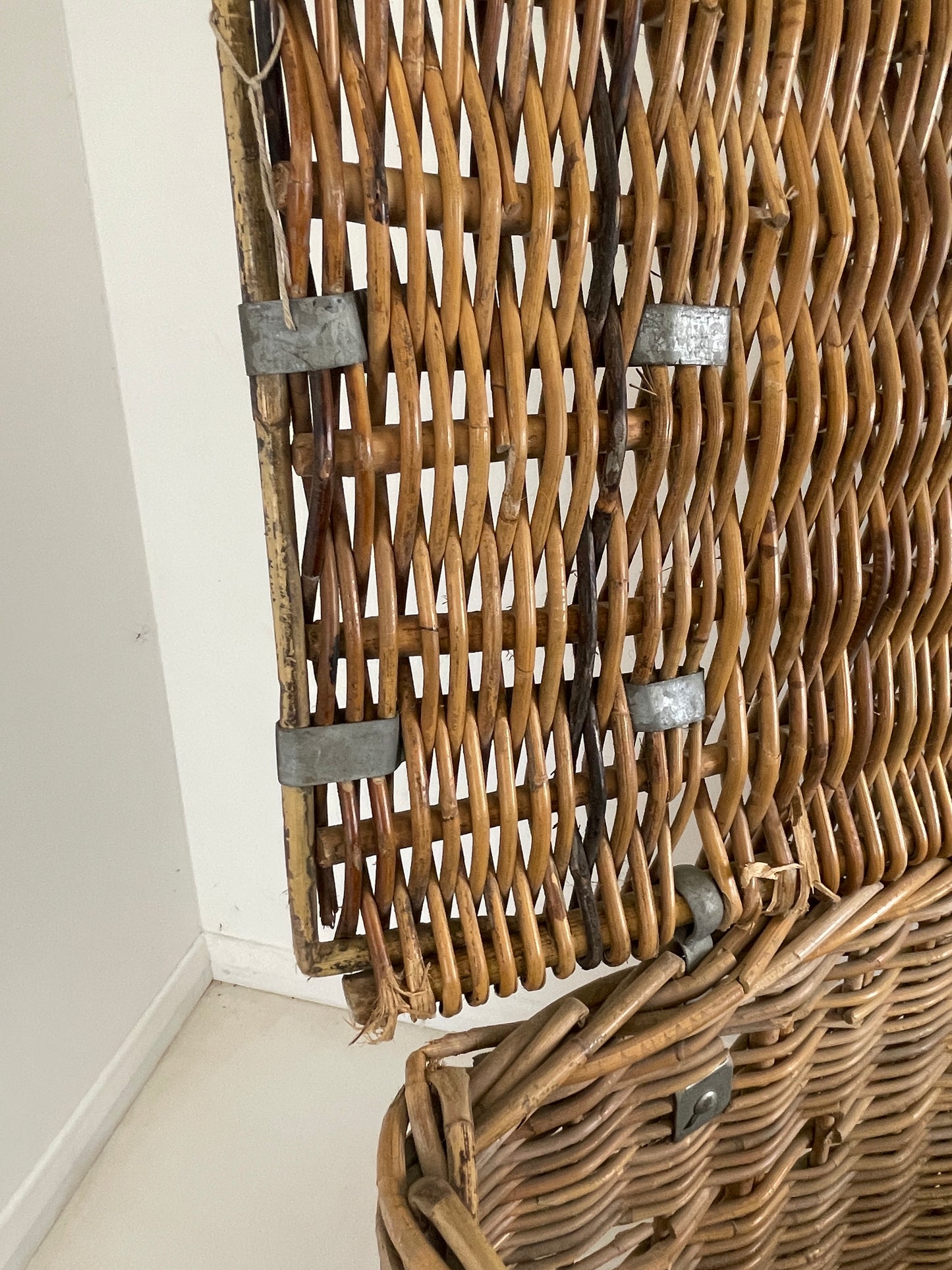 LARGE ANTIQUE LAUNDRY MILL BASKET / BLANKET STORAGE