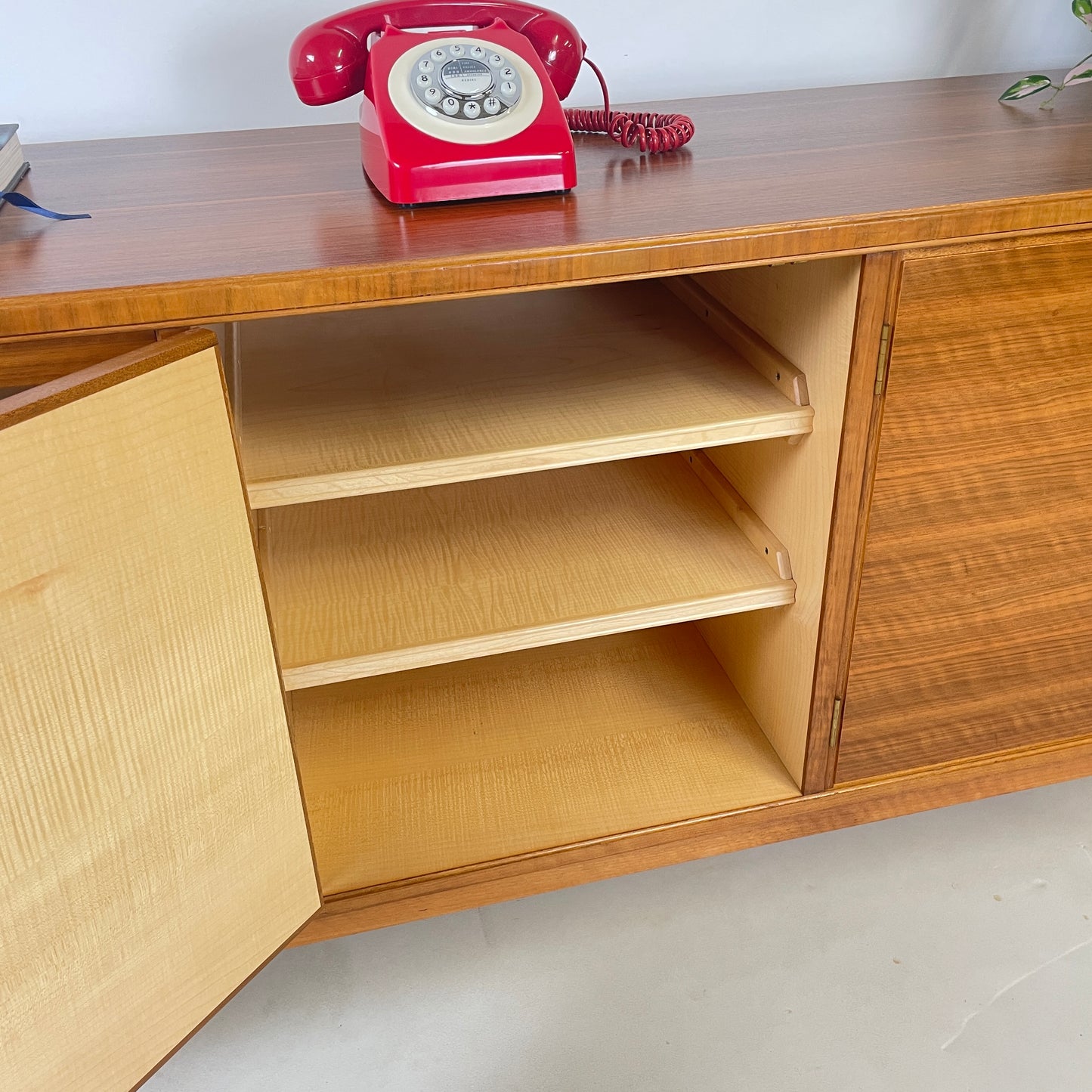 A RARE ALFRED COX MID CENTURY WALNUT & MAPLE VINTAGE SIDEBOARD
