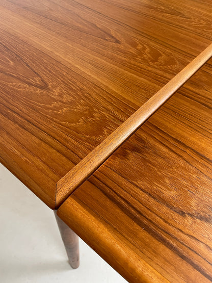 TEAK DANISH EXTENDING SQUARE DINING TABLE SEATS 4 - 6