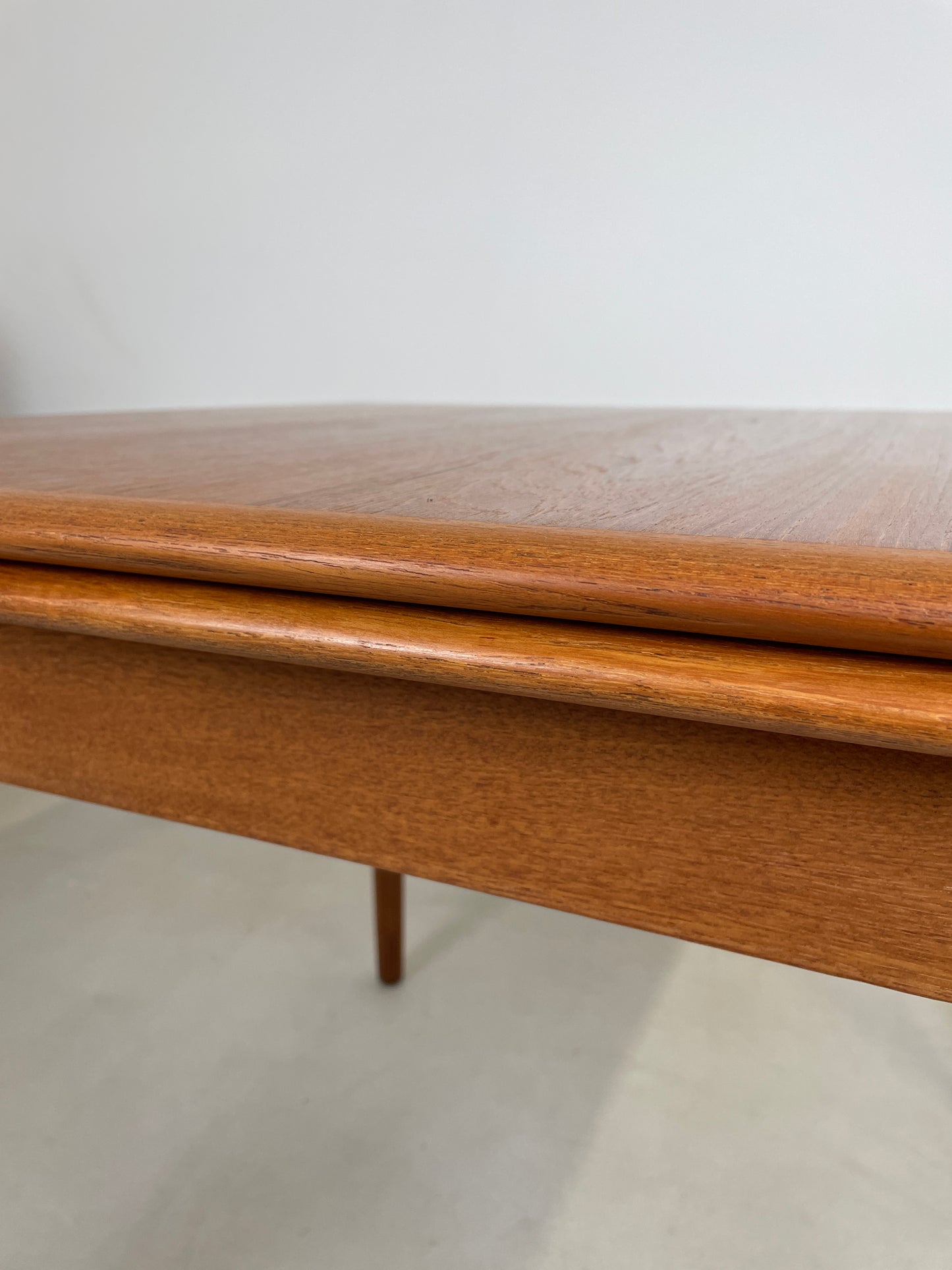 TEAK DANISH EXTENDING SQUARE DINING TABLE SEATS 4 - 6