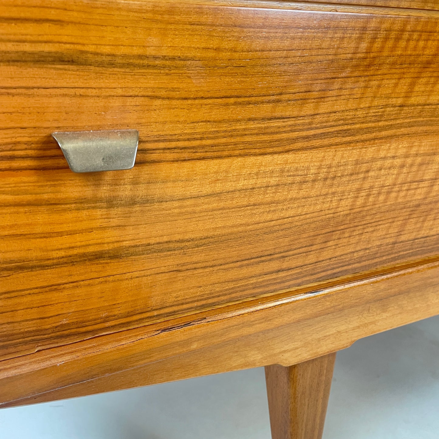 A RARE ALFRED COX MID CENTURY WALNUT & MAPLE VINTAGE SIDEBOARD