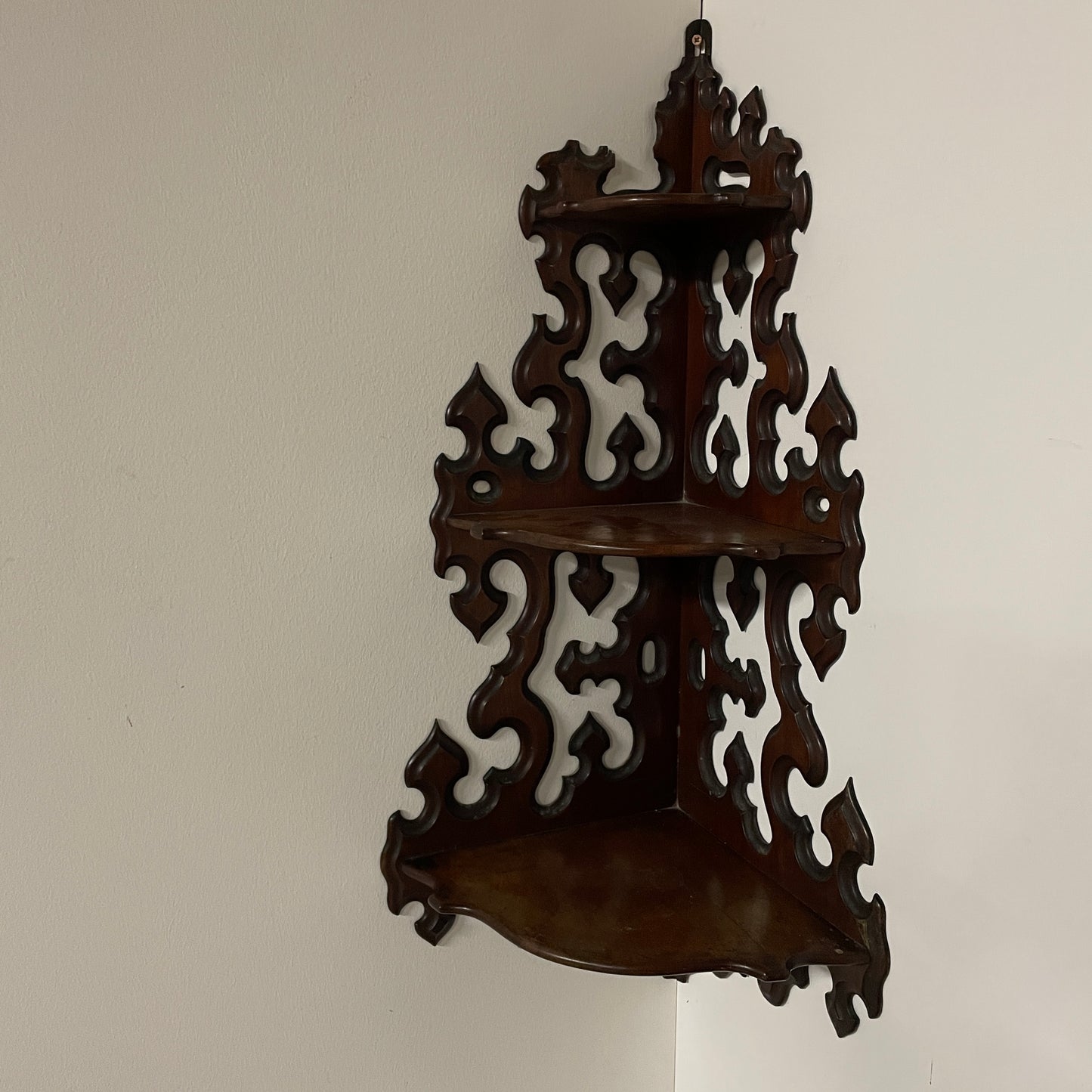 VICTORIAN WALL HUNG SHELF IN MAHOGANY