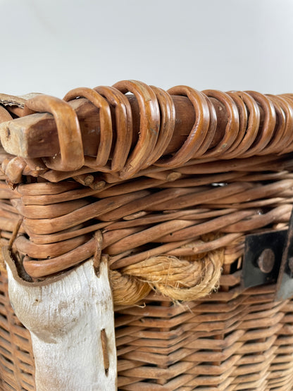 ANTIQUE WOVEN WILLOW TRUNK / BASKET