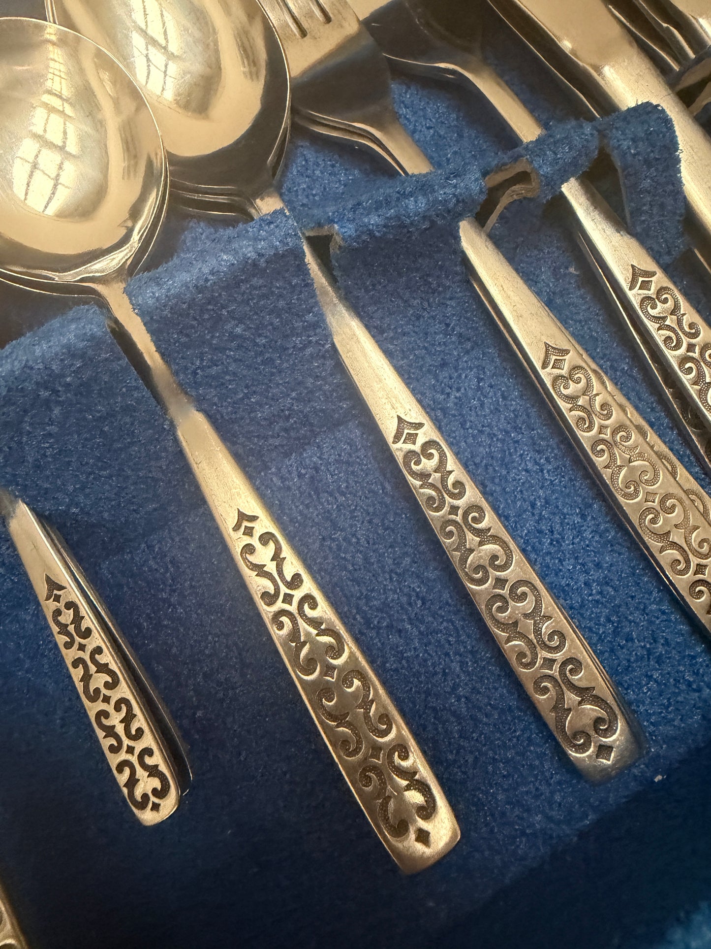 VINTAGE CUTLERY SET BY RICHMOND 44 PIECES
