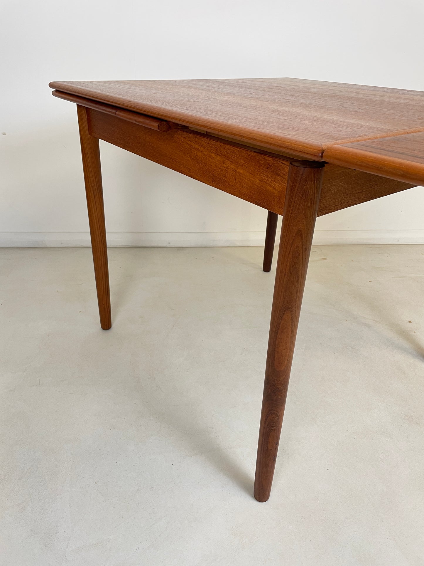 TEAK DANISH EXTENDING SQUARE DINING TABLE SEATS 4 - 6