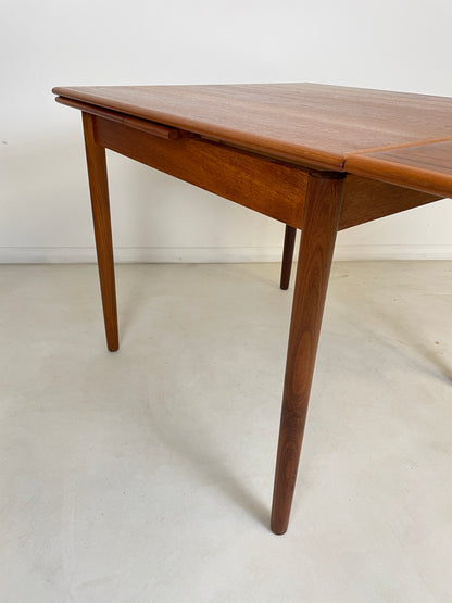 TEAK DANISH EXTENDING SQUARE DINING TABLE SEATS 4 - 6