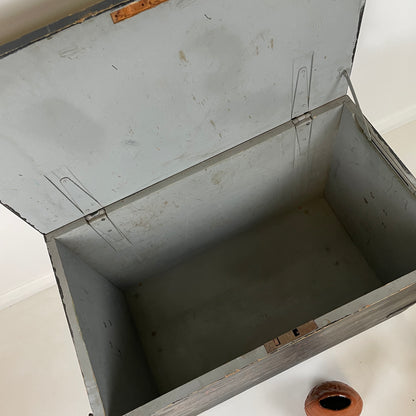 VINTAGE WOODEN TRUNK BLANKET / TOY BOX