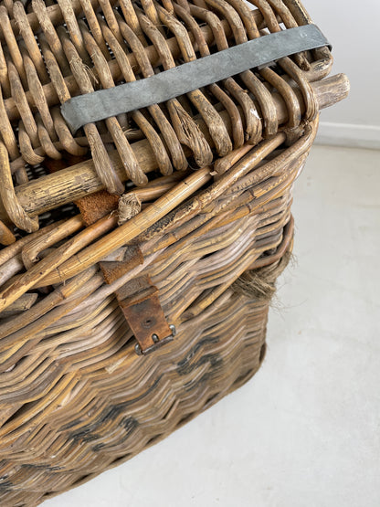 LARGE ANTIQUE LAUNDRY MILL BASKET / BLANKET STORAGE