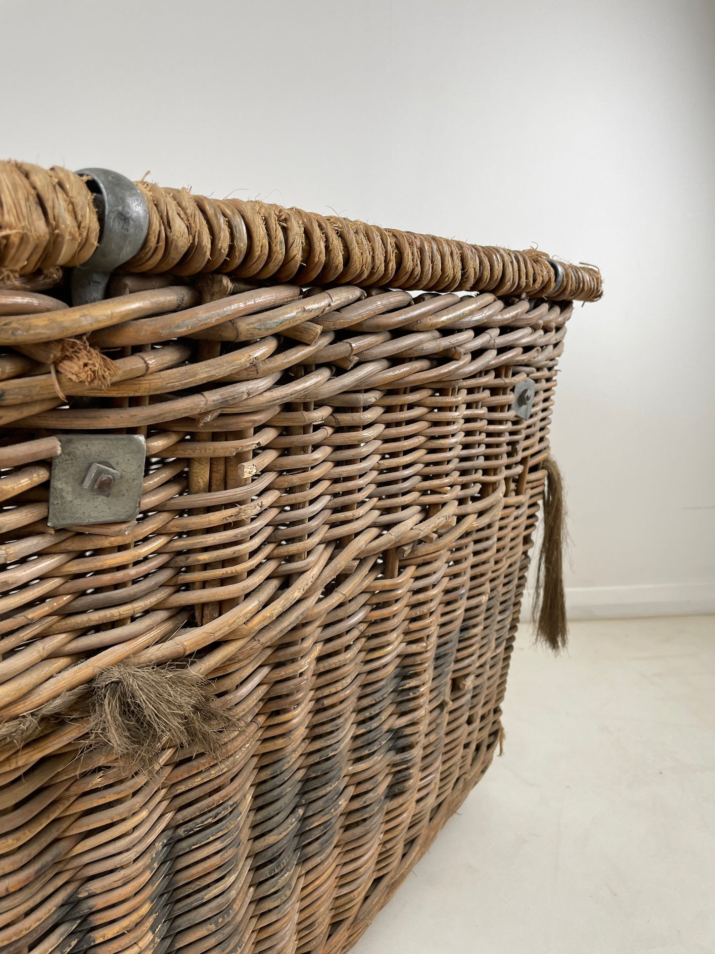 LARGE ANTIQUE LAUNDRY MILL BASKET / BLANKET STORAGE