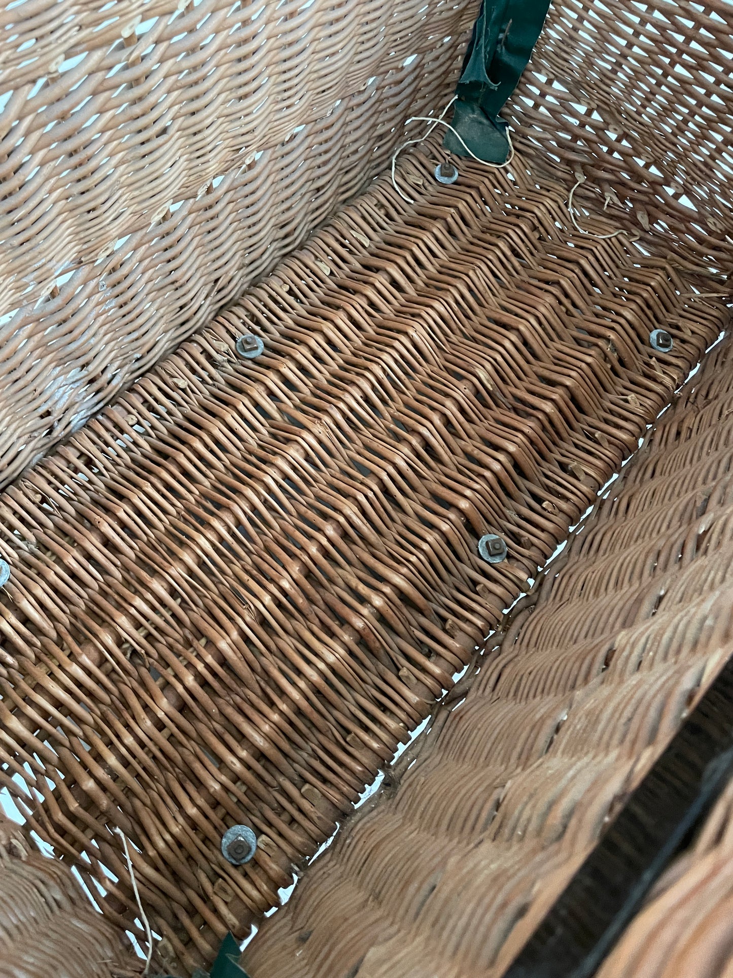 ANTIQUE WOVEN WILLOW TRUNK / BASKET