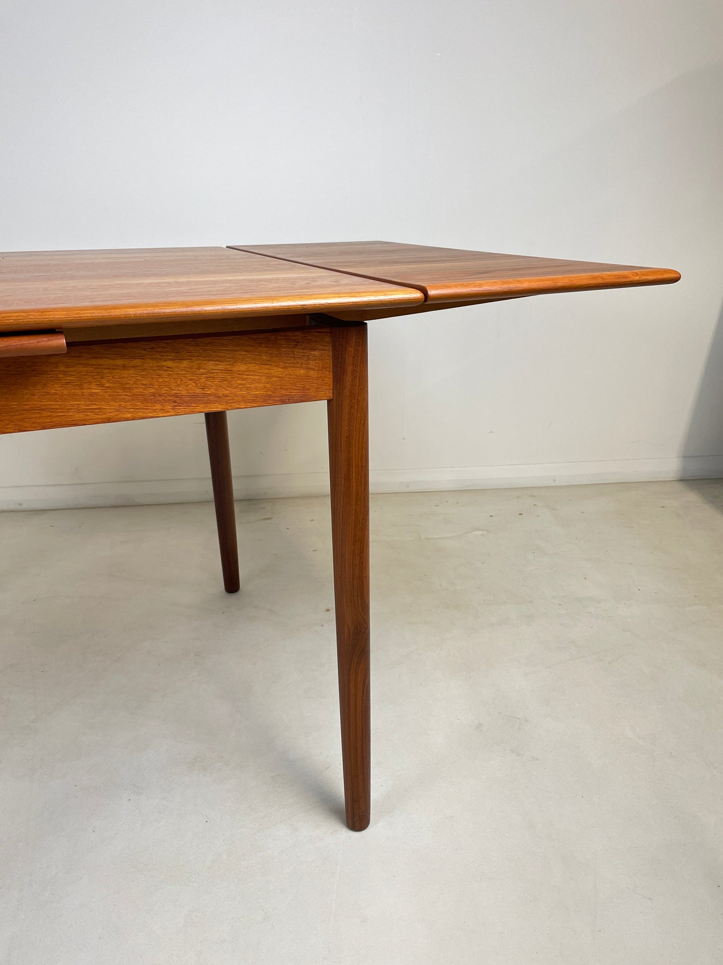 TEAK DANISH EXTENDING SQUARE DINING TABLE SEATS 4 - 6