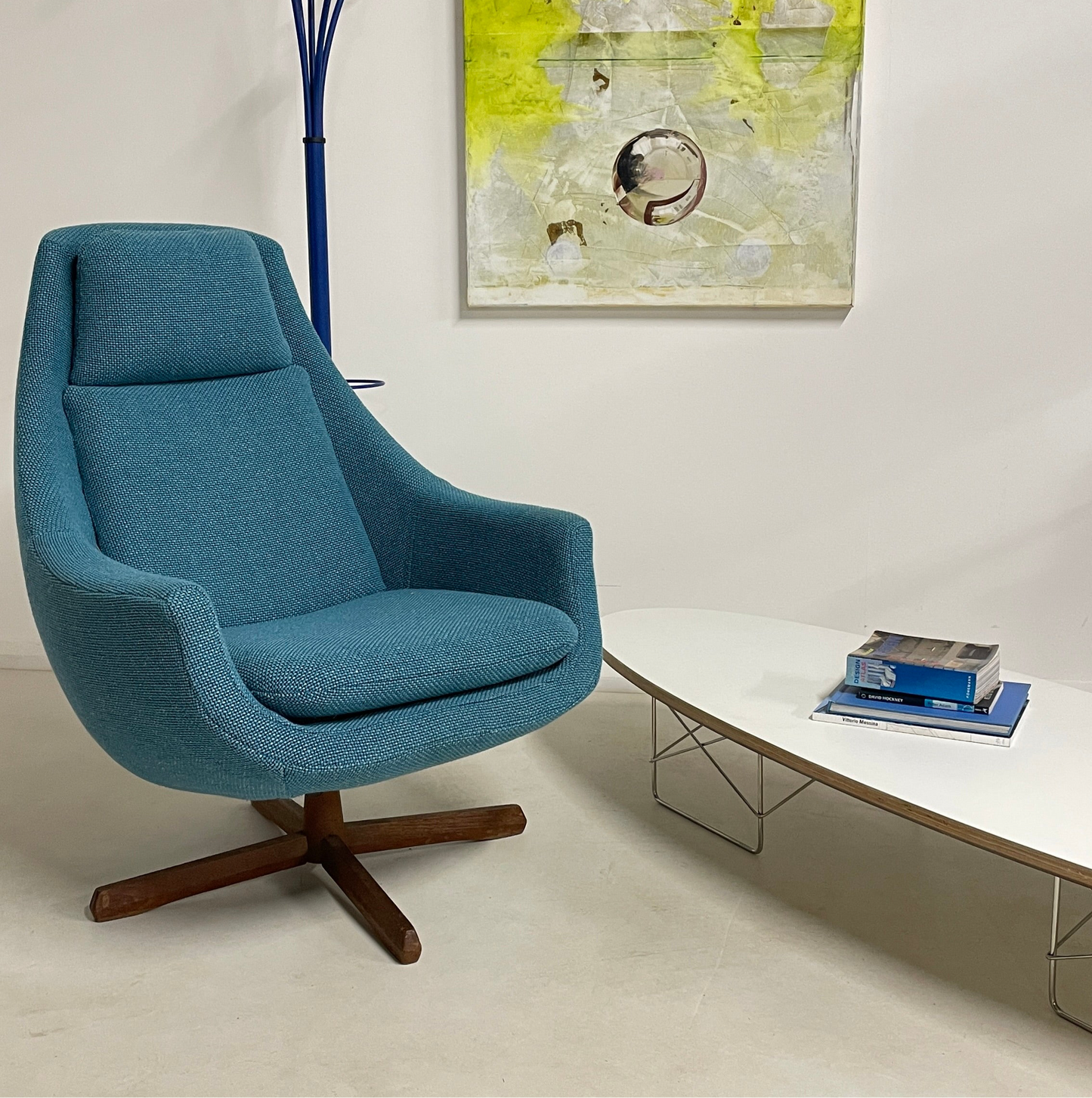CONTEMPORARY ELIPTICAL LOW WHITE COFFEE TABLE