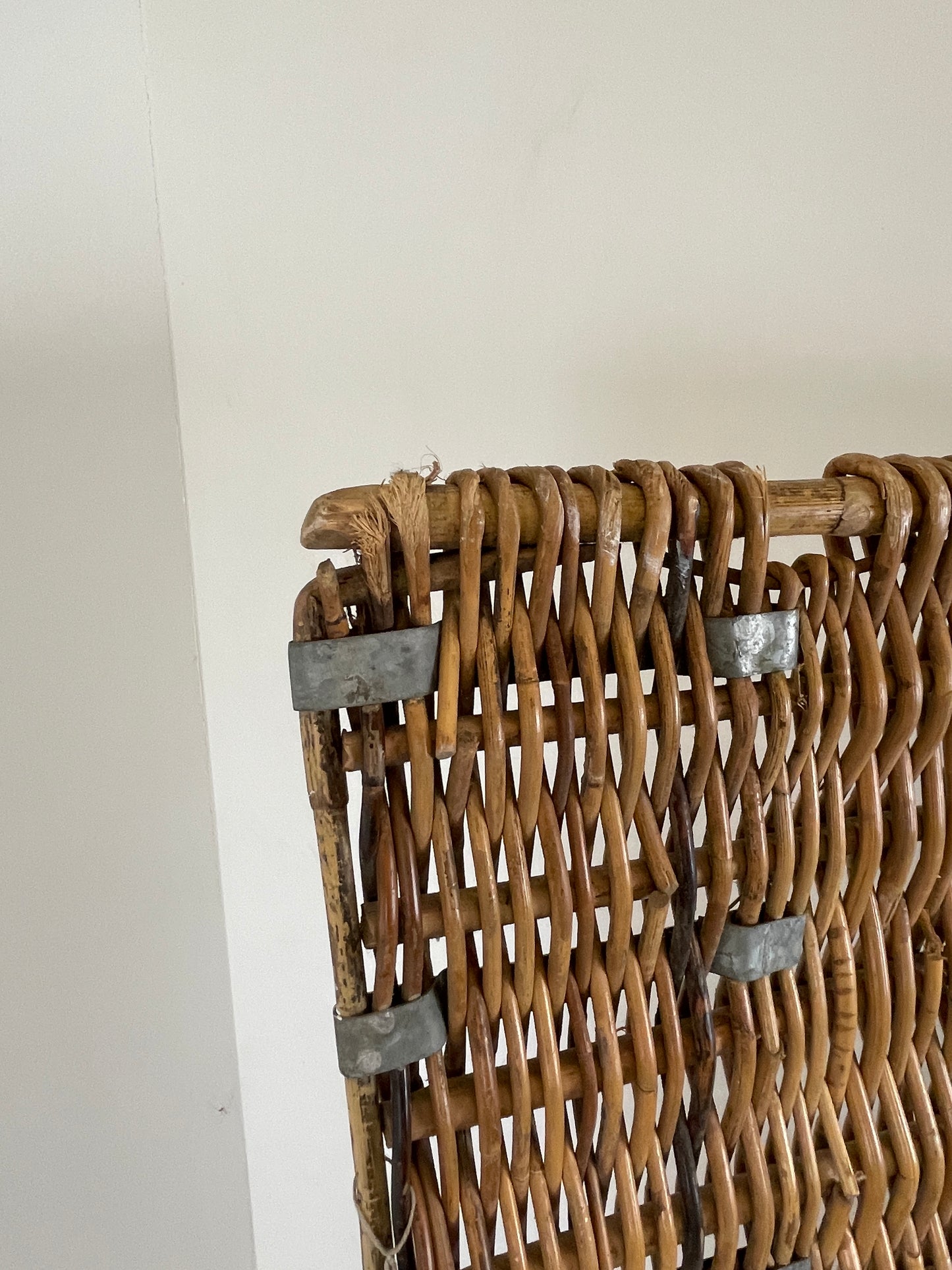 LARGE ANTIQUE LAUNDRY MILL BASKET / BLANKET STORAGE