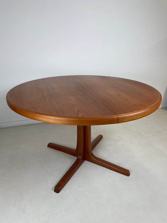 DANISH ROUND PEDESTAL DINING TABLE IN TEAK //  SEATS 4 - 10