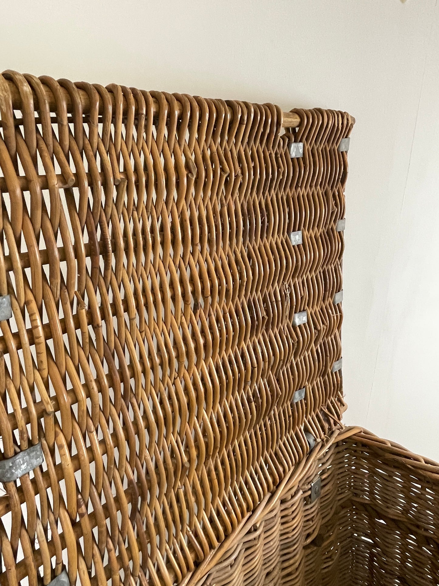 LARGE ANTIQUE LAUNDRY MILL BASKET / BLANKET STORAGE
