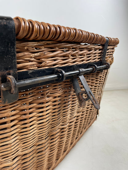 ANTIQUE WOVEN WILLOW TRUNK / BASKET