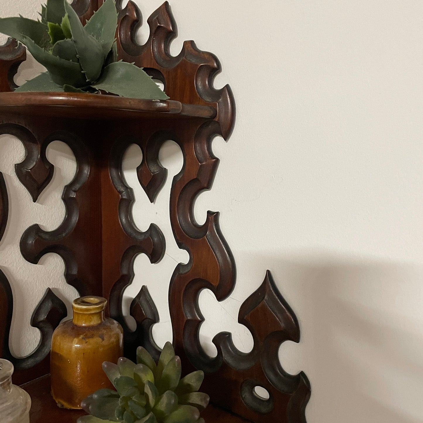 VICTORIAN WALL HUNG SHELF IN MAHOGANY