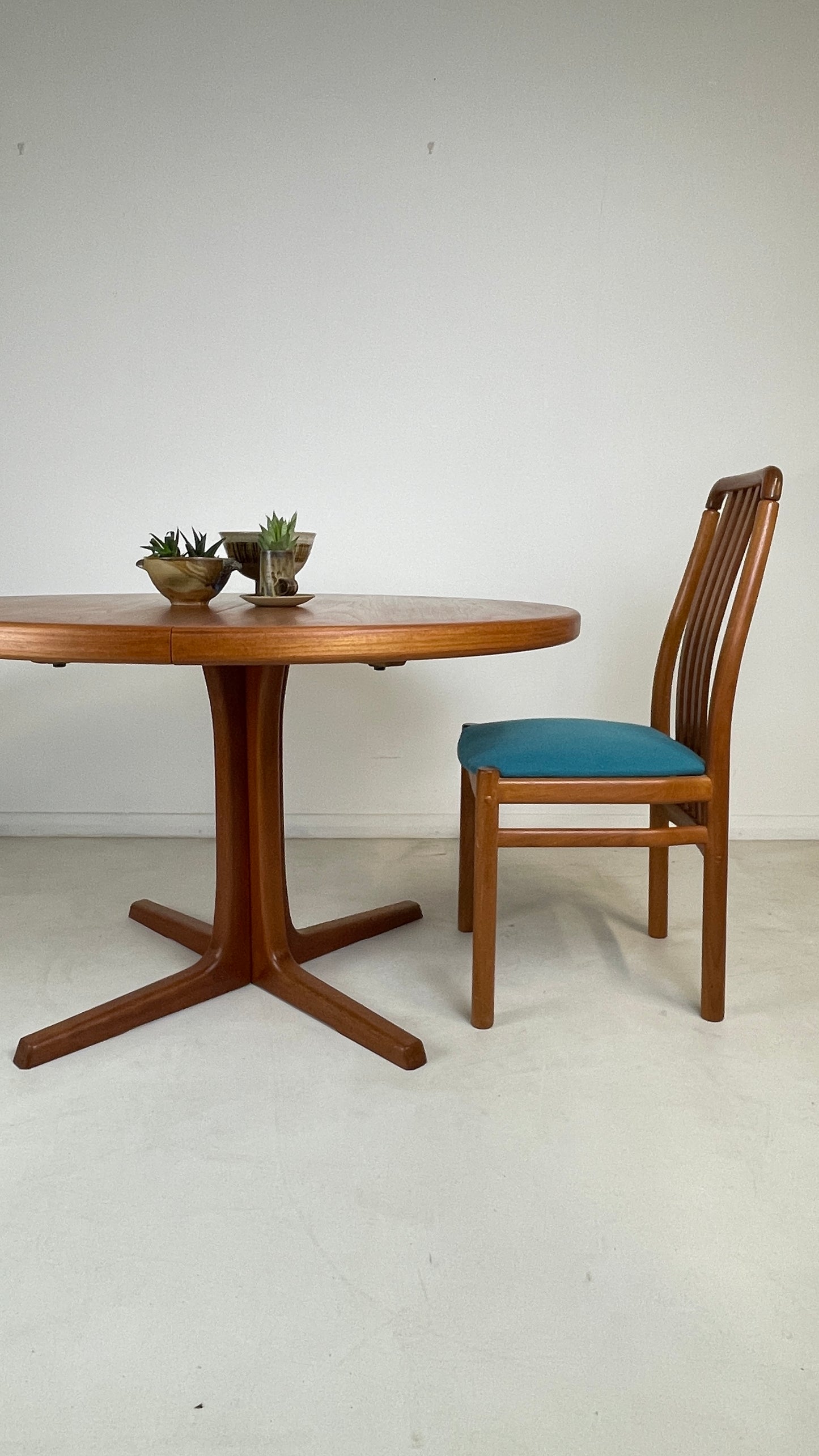 DANISH ROUND PEDESTAL DINING TABLE IN TEAK //  SEATS 4 - 10