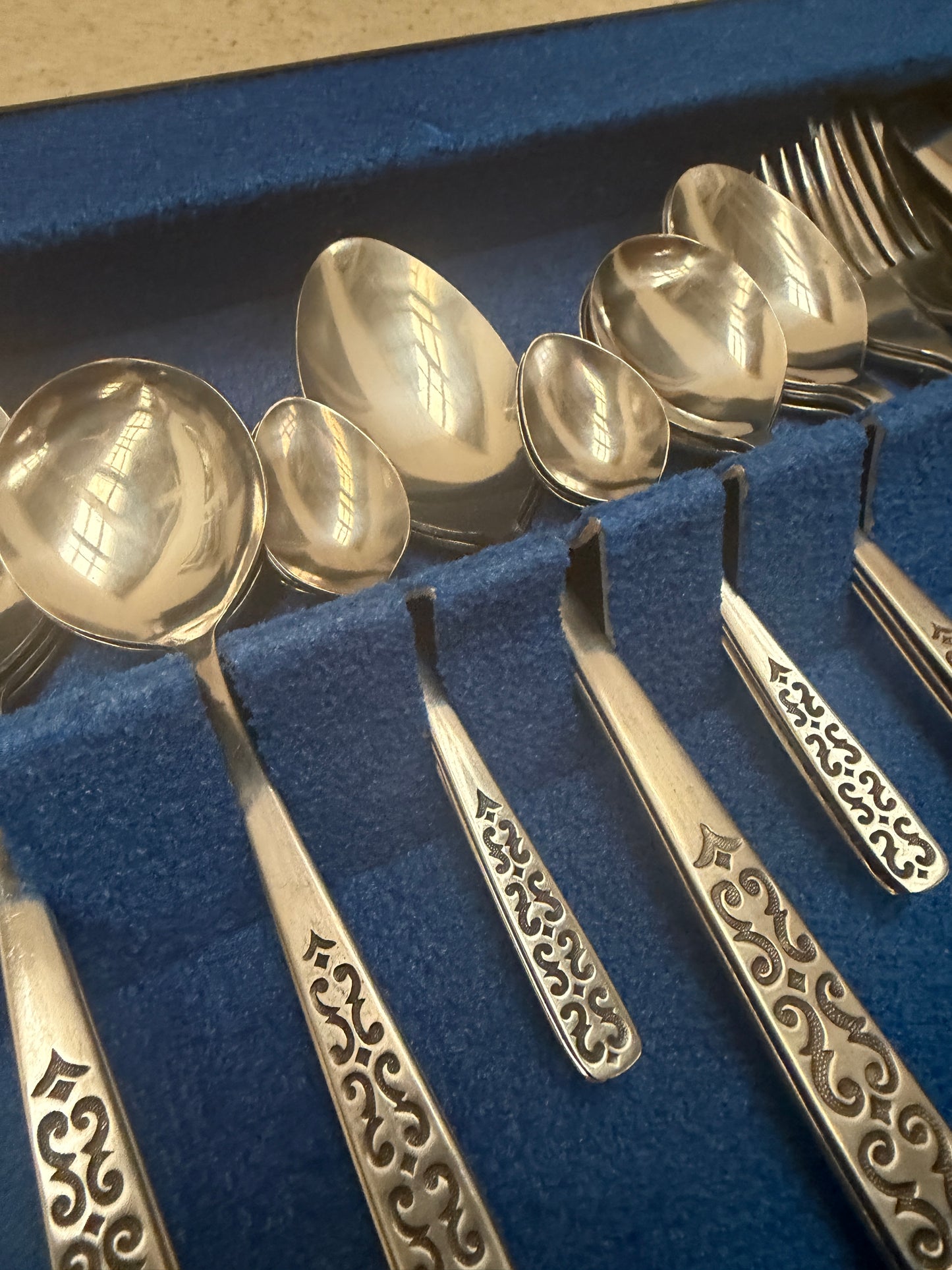 VINTAGE CUTLERY SET BY RICHMOND 44 PIECES