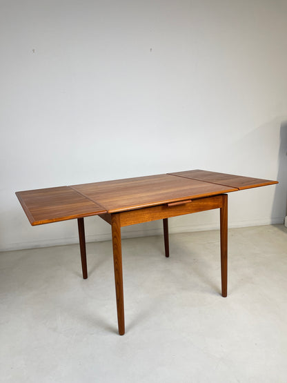TEAK DANISH EXTENDING SQUARE DINING TABLE SEATS 4 - 6