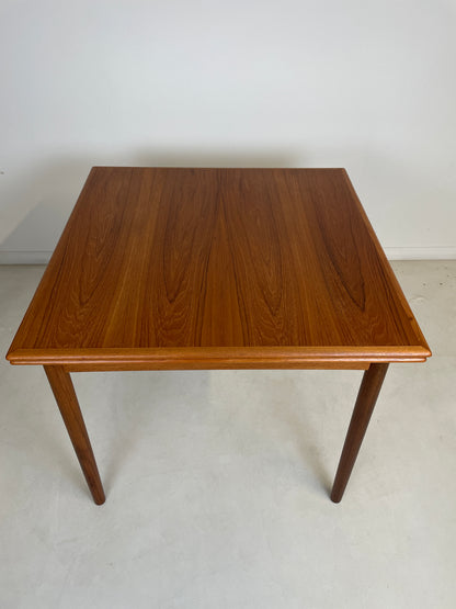 TEAK DANISH EXTENDING SQUARE DINING TABLE SEATS 4 - 6