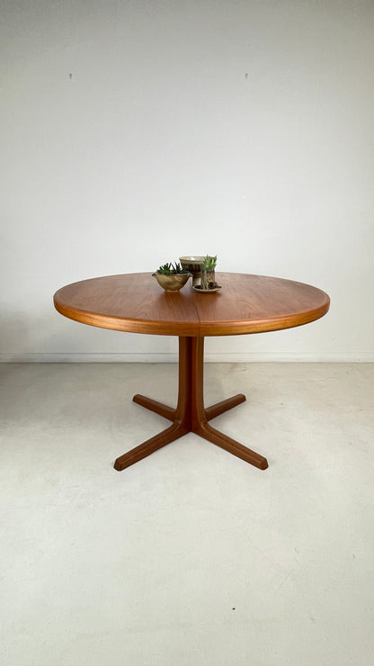 DANISH ROUND PEDESTAL DINING TABLE IN TEAK //  SEATS 4 - 10