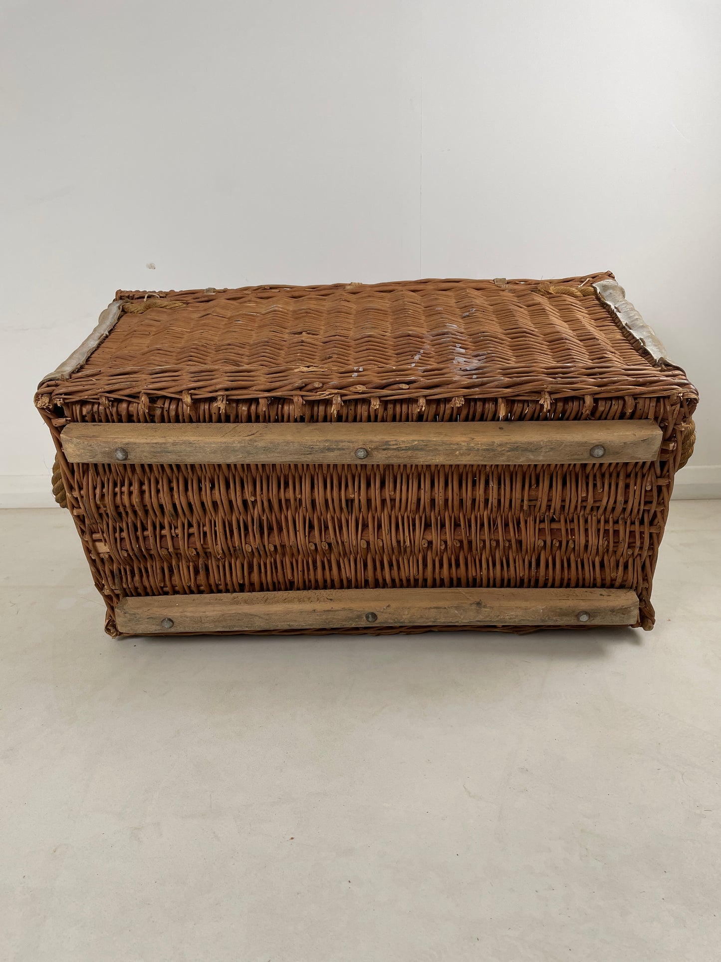 ANTIQUE WOVEN WILLOW TRUNK / BASKET
