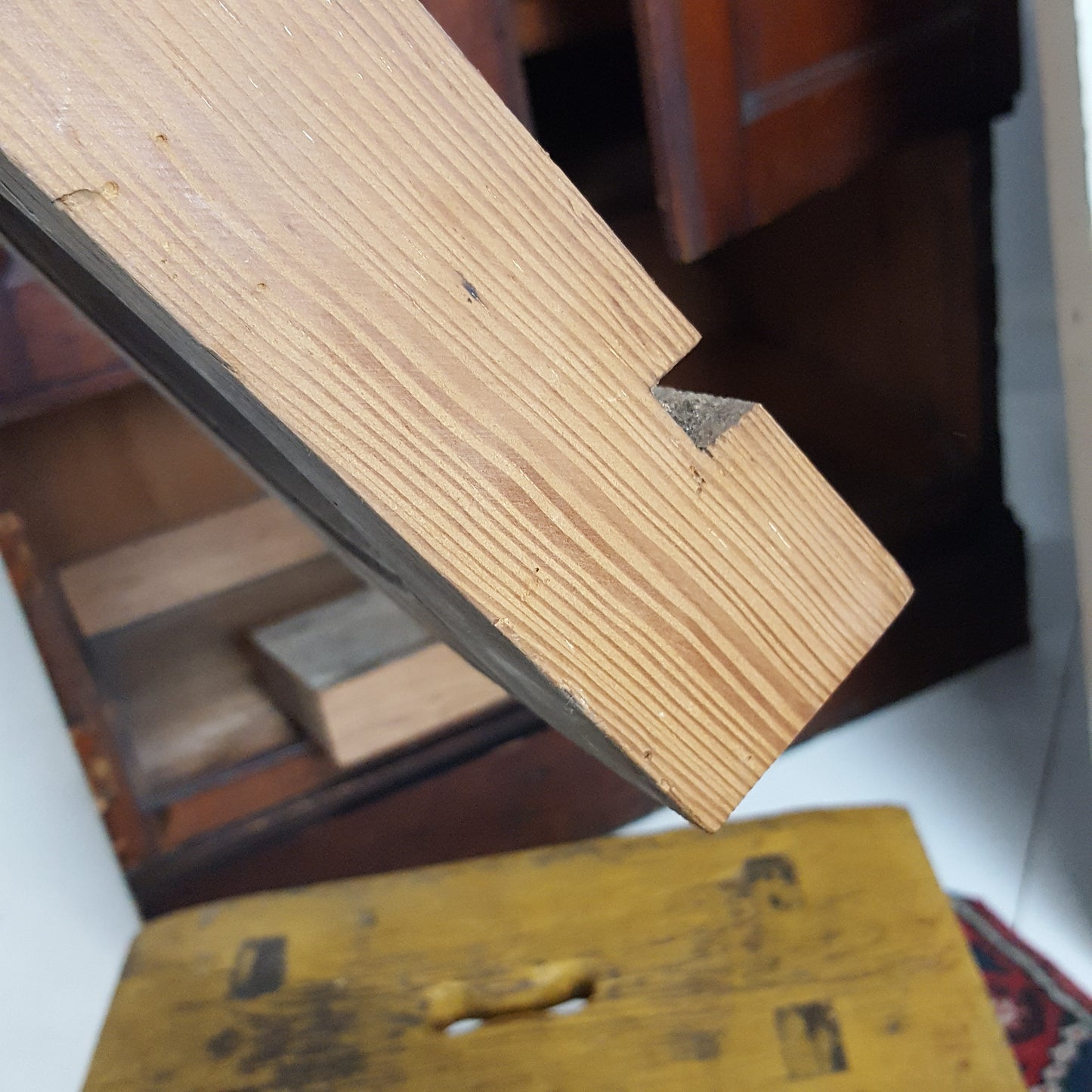 DECORATIVE PITCH PINE PEW NUMBER 25 / 32