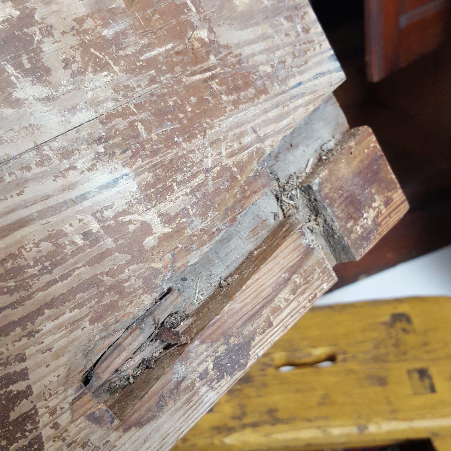 DECORATIVE PITCH PINE PEW NUMBER 25 / 32