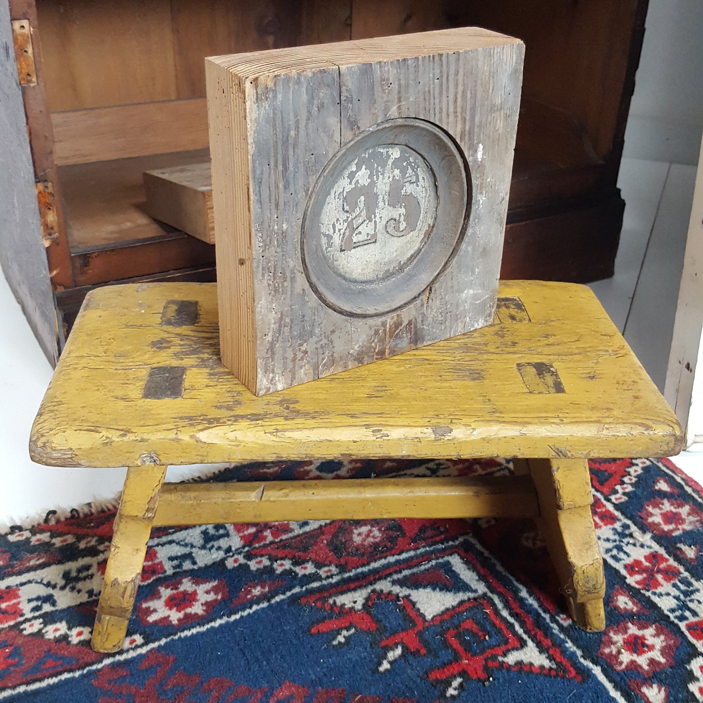 DECORATIVE PITCH PINE PEW NUMBER 25 / 32