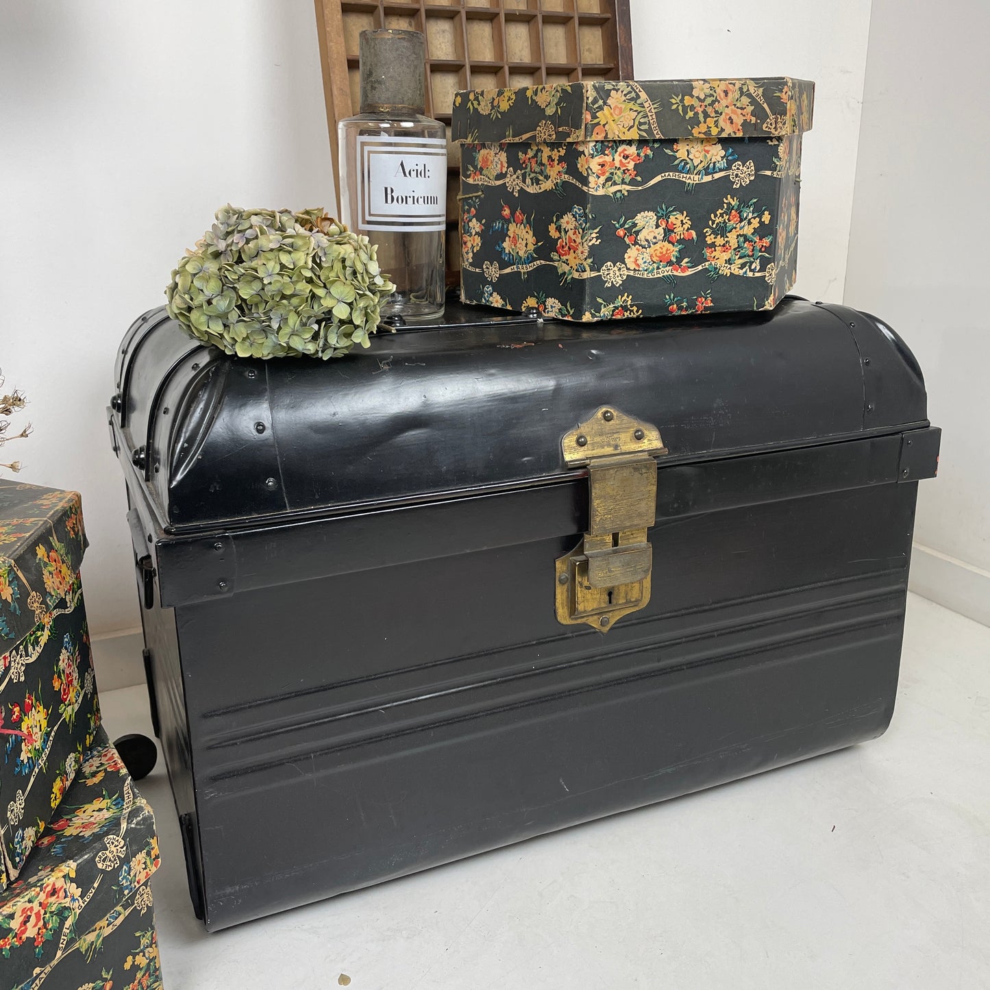 VINTAGE METAL TRUNK STORAGE BOX