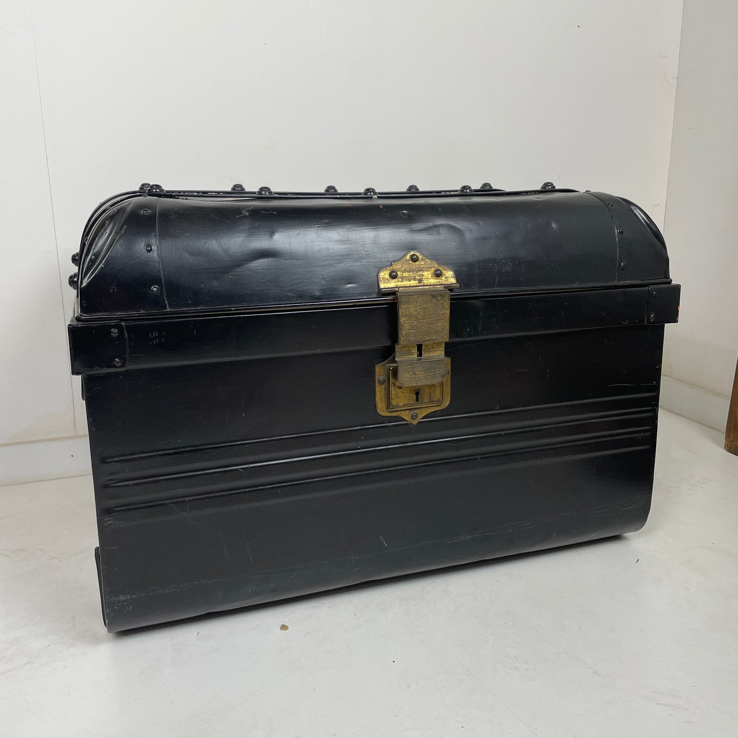 VINTAGE METAL TRUNK STORAGE BOX