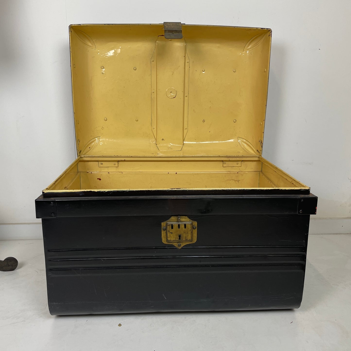 VINTAGE METAL TRUNK STORAGE BOX
